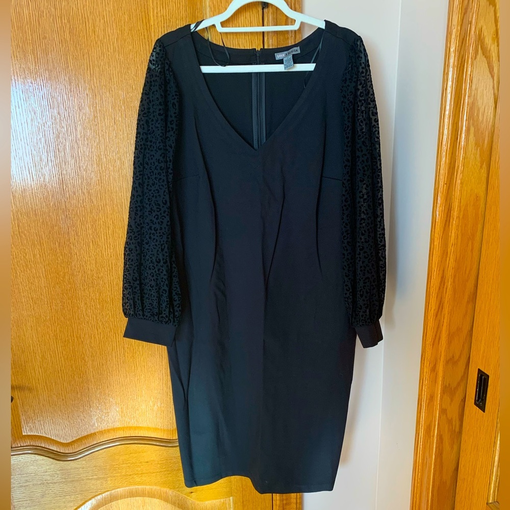 Love X Design black body on dress with lace sleeves with velvet detailing